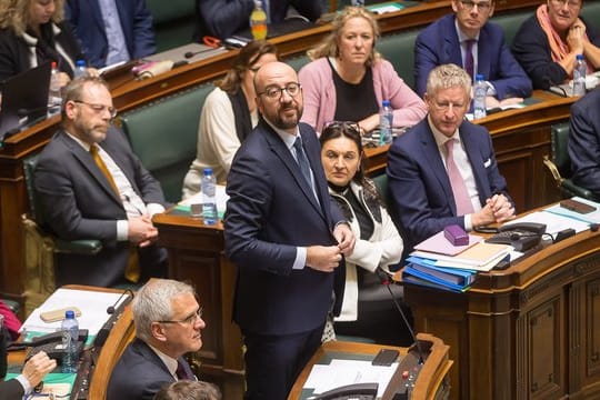 Der belgische Ministerpräsident Charles Michel (M) hat seinen Rücktritt angekündigt.