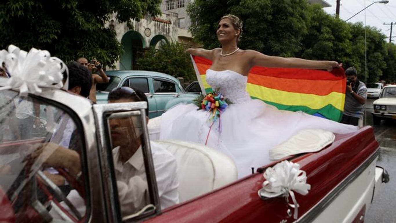 Die Transsexuelle Wendy Iriepa, die eine Geschlechtsumwandlung hatte, hält eine Regenbogenfahne und fährt zu ihrer Hochzeit.