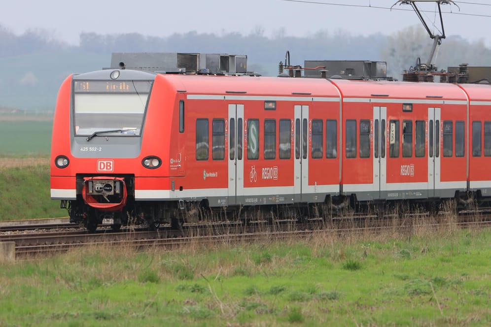 Ein S-Bahn-Zug unterwegs in Sachsen-Anhalt: Bei dem Hooligan-Überfall im August wurden drei Menschen verletzt.
