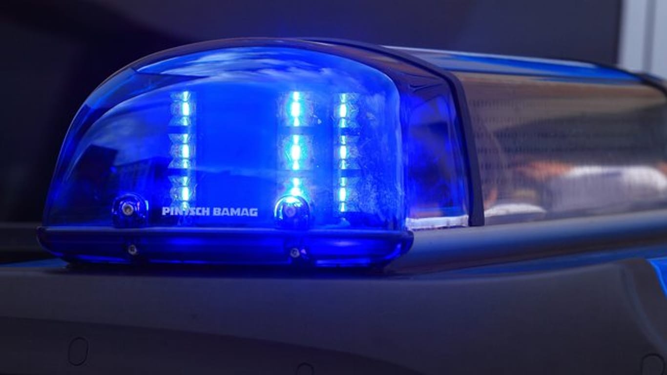 Streifenwagen mit Blaulicht: Bei einem Arbeitsunfall im Schwarzwald kam ein Mann ums leben.