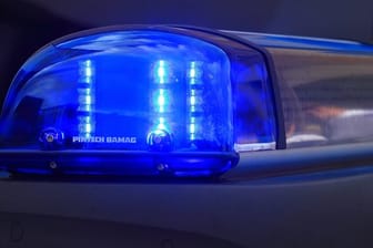 Streifenwagen mit Blaulicht: Bei einem Arbeitsunfall im Schwarzwald kam ein Mann ums leben.