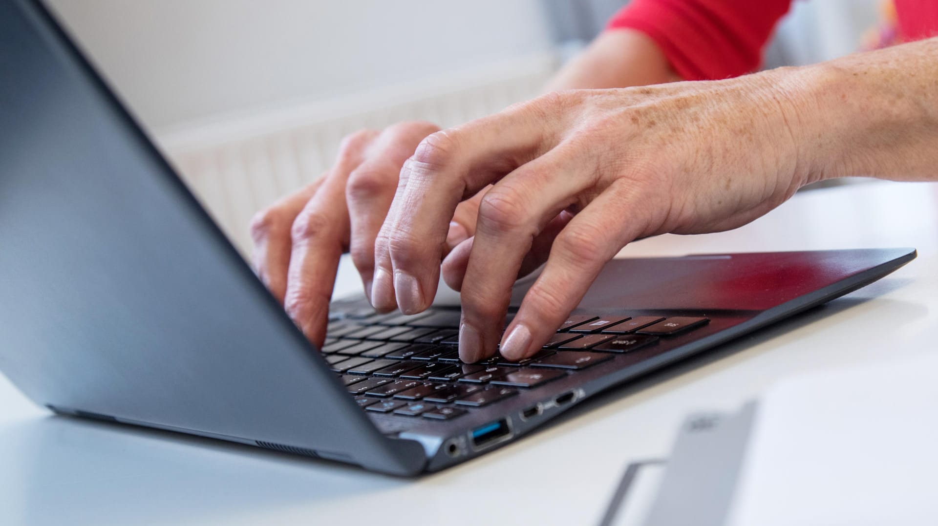 Eine Person tippt auf einer Laptop-Tastatur: Die Stiftung Warentest hat 23 Notebooks getestet.