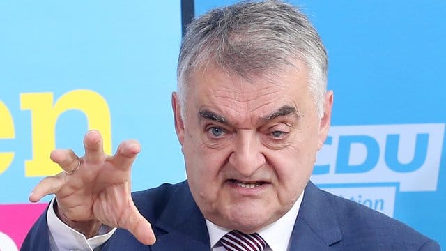 NRW-Innenminister Herbert Reul (CDU): Polizisten sollen sich nicht mehr schämen müssen. NRW-Innenminister Herbert Reul (CDU): Polizisten sollen sich nicht mehr schämen müssen.