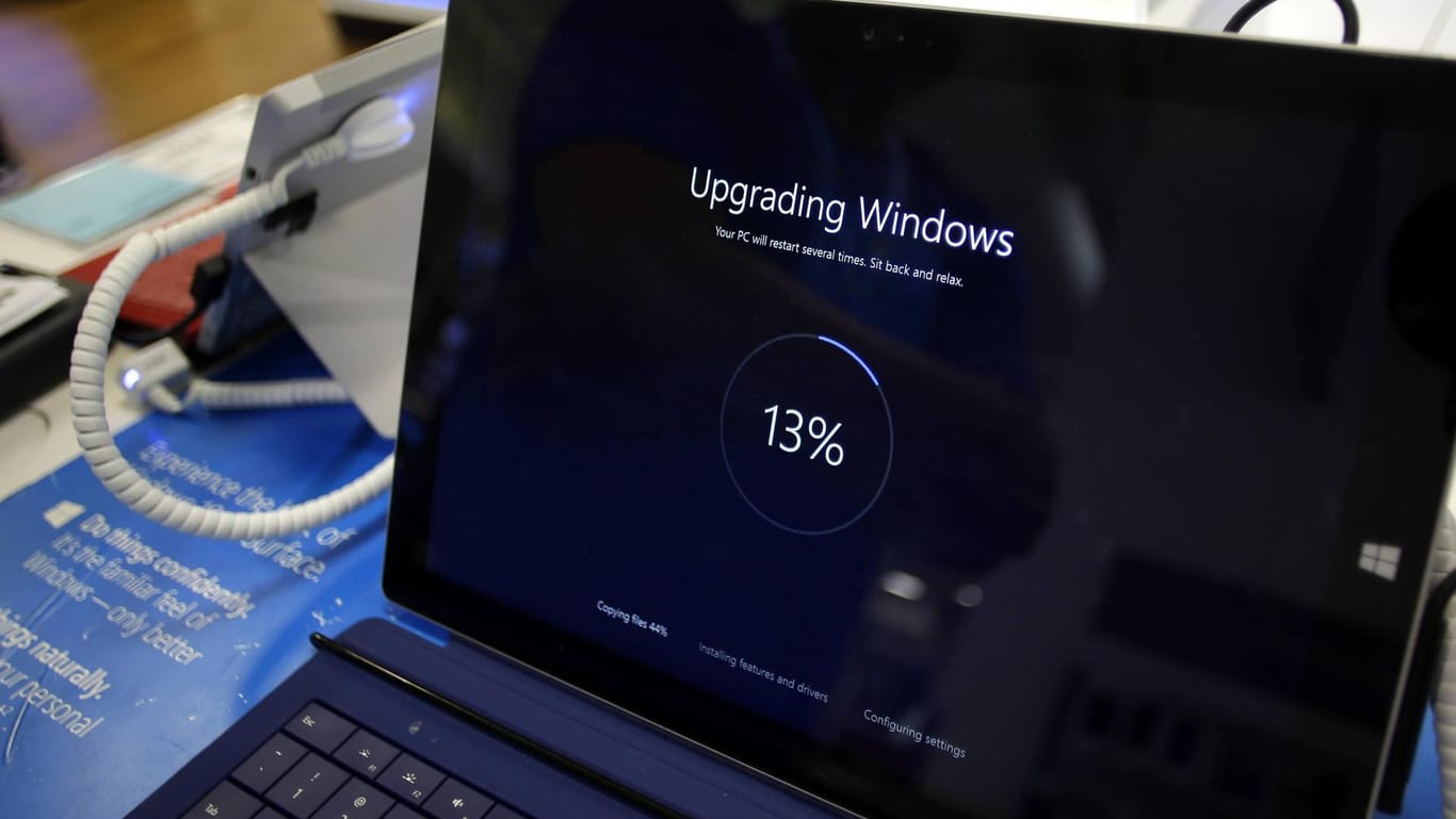Auf einem Computer wird Windows 10 installiert (Symbolbild): Das Windows-Oktober-Update ist jetzt für alle Nutzer verfügbar.