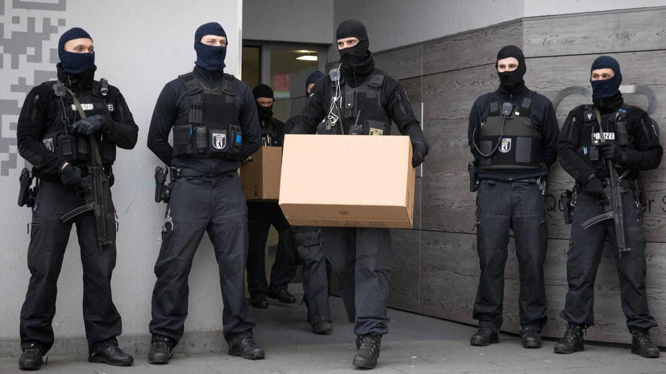azzia gegen Moscheeverein: Nach dem Verbot des Vereins Fussilet Fussilet 33 durchsuchten Einsatzkräfte der Polizei im Februar 2017 insgesamt 24 Objekte in Berlin.