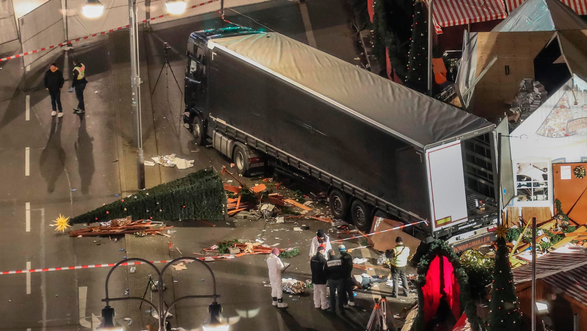 Der Tatort am Breitscheidplatz: Anis Amri war mit einem gestohlenen Lkw durch die Buden auf dem Weihnachtsmarkt gerast.