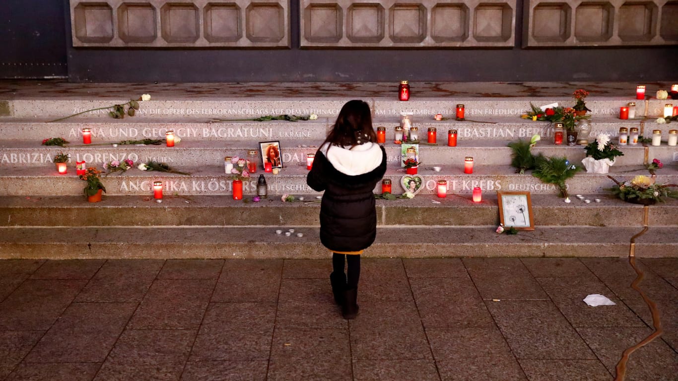 Erinnerung an die schreckliche Tat: Ein Mädchen steht vor Kerzen an der Gedenkstätte für die Opfer des Anschlags.