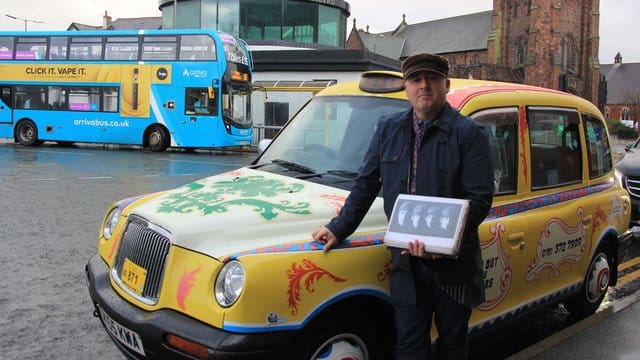 Ian Doyle mit seinem "psychedelischen Taxi in John-Lennon-Farben".