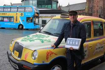 Ian Doyle mit seinem "psychedelischen Taxi in John-Lennon-Farben".