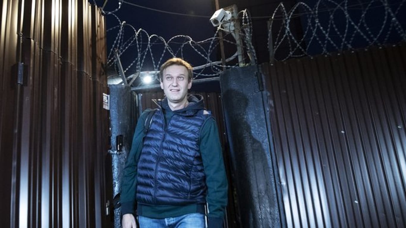 Der russische Kremlkritiker Alexej Nawalny verlässt ein Gefangenenlager.