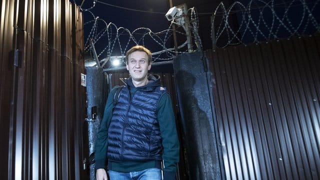 Der russische Kremlkritiker Alexej Nawalny verlässt ein Gefangenenlager. Der russische Kremlkritiker Alexej Nawalny verlässt ein Gefangenenlager.