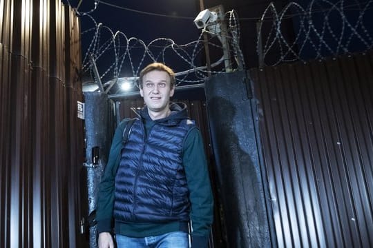 Der russische Kremlkritiker Alexej Nawalny verlässt ein Gefangenenlager.
