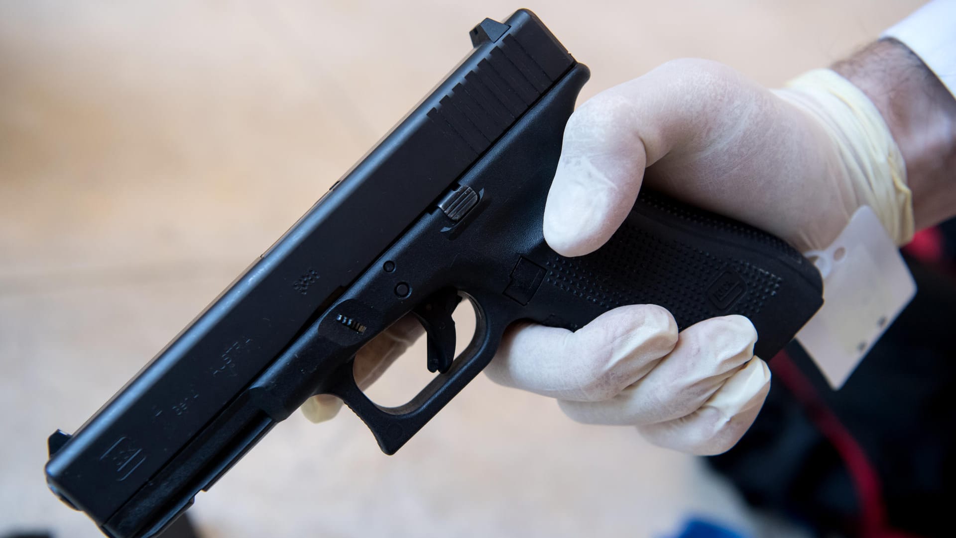 Tatwaffe vom Typ Glock 17: Daniel S. hatte sich die Pistole über eine Darknet-Plattform besorgt. Tatwaffe vom Typ Glock 17: Daniel S. hatte sich die Pistole über eine Darknet-Plattform besorgt.