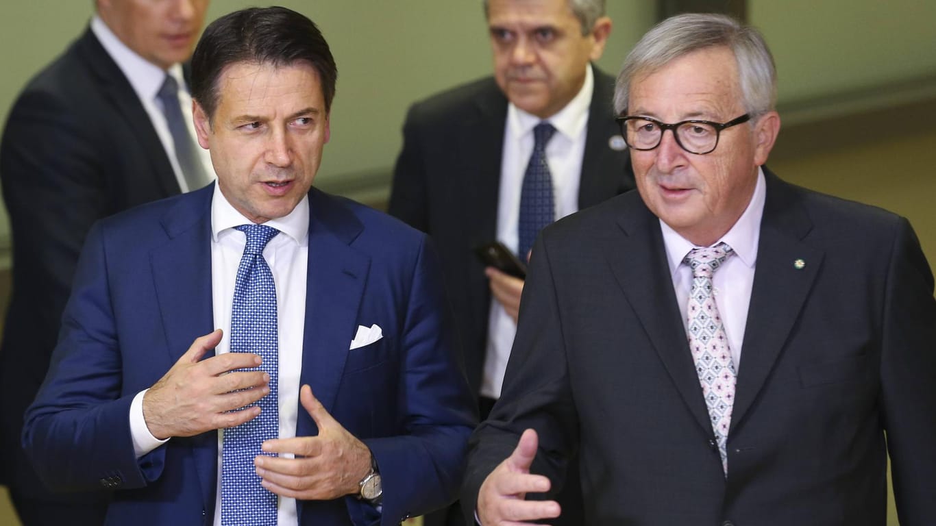 Streit um Roms Haushalt: Italiens Premier Giuseppe Conte und EU-Kommissionschef Jean-Claude Juncker im November in Brüssel.