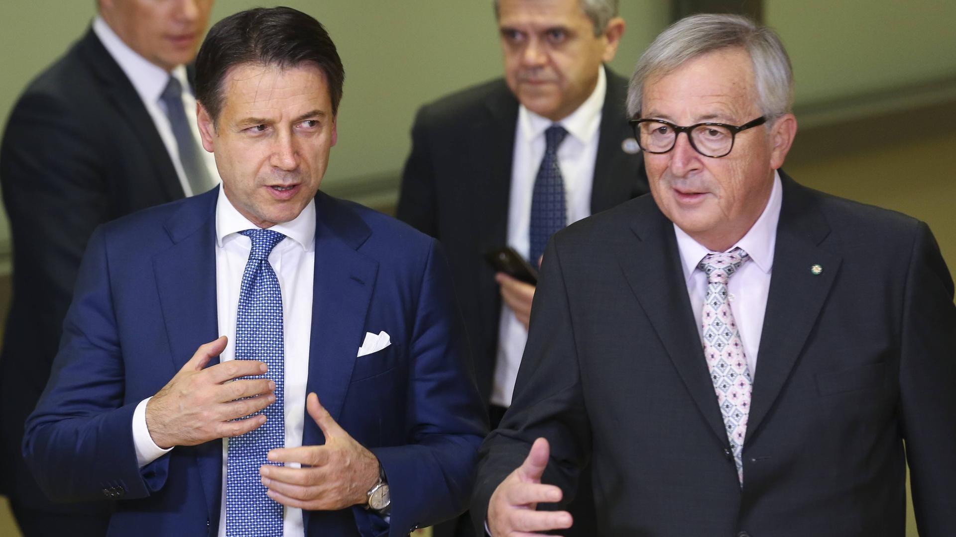 Streit um Roms Haushalt: Italiens Premier Giuseppe Conte und EU-Kommissionschef Jean-Claude Juncker im November in Brüssel.