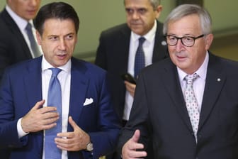 Streit um Roms Haushalt: Italiens Premier Giuseppe Conte und EU-Kommissionschef Jean-Claude Juncker im November in Brüssel.