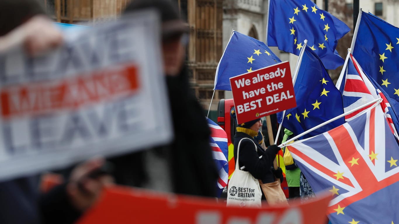Es droht ein harter Schnitt: Brexit-Befürtworter (im Vordergrund) und Gegner demonstrieren vor dem Parlament in London.