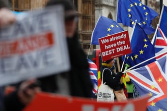Es droht ein harter Schnitt: Brexit-Befürtworter (im Vordergrund) und Gegner demonstrieren vor dem Parlament in London.