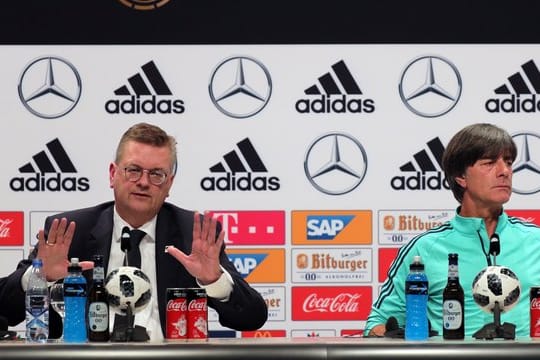 DFB-Präsident Reinhard Grindel (l) setzte immer auf Bundestrainer Joachim Löw.