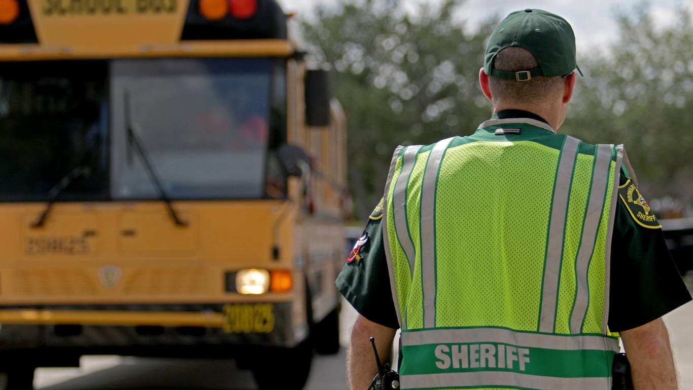 Sheriff neben einem Schulbus im US-Staat Florida: Bald könnten US-Lehrer im Unterricht Waffen tragen.