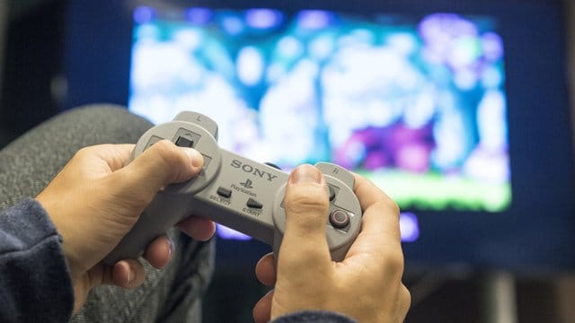 Die beiden mitgelieferten Controller der Playstation Classic sind gut gefertigt und stabil.