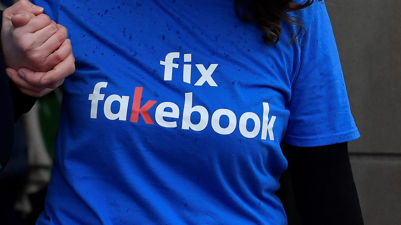 Eine Demonstrantin trägt das T-Shirt mit der Aufschrift "fix fakebook": Der Konzern wurde 2018 von zahlreichen Skandalen erschüttert.