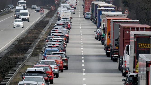 Eine Rettungsgasse müssen Autofahrer dann bilden, wenn der Verkehr nur noch mit Schrittgeschwindigkeit rollt oder still steht.