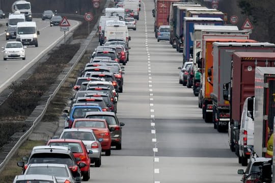 Eine Rettungsgasse müssen Autofahrer dann bilden, wenn der Verkehr nur noch mit Schrittgeschwindigkeit rollt oder still steht.