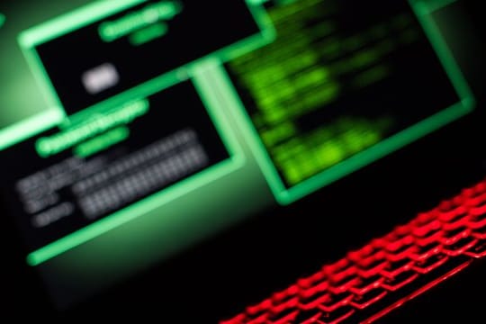 Die Hacker sollen mehr als tausend vertrauliche Dokumente kopiert und auf eine offen zugängliche Internetseite gestellt haben.