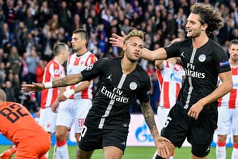 Die Paris-Stars Neymar (l.) und Rabiot feiern. Doch es gibt Zweifel am Zustandekommen des Tor-Festivals gegen Belgrad.