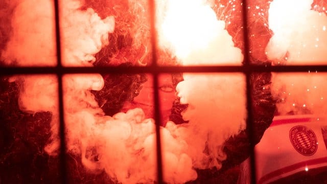 Während des Spiels der Münchner bei Borussia Dortmund wurden im Gäste-Zuschauerbereich pyrotechnische Gegenstände gezündet.