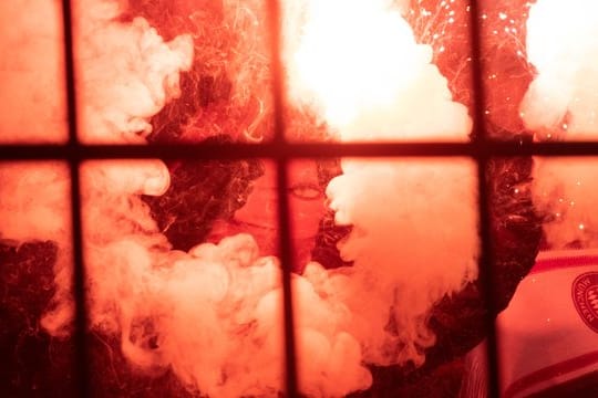 Während des Spiels der Münchner bei Borussia Dortmund wurden im Gäste-Zuschauerbereich pyrotechnische Gegenstände gezündet.