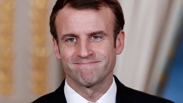 Frankreichs Präsident Macron hatte die sozialen Sofortmaßnahmen in einer Rede an die Nation angekündigt, um die "Gelbwesten" zu besänftigen. Frankreichs Präsident Macron hatte die sozialen Sofortmaßnahmen in einer Rede an die Nation angekündigt, um die "Gelbwesten" zu besänftigen.