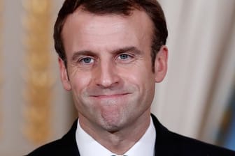 Frankreichs Präsident Macron hatte die sozialen Sofortmaßnahmen in einer Rede an die Nation angekündigt, um die "Gelbwesten" zu besänftigen.