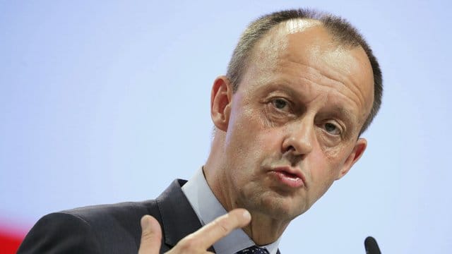 Friedrich Merz erhielt nach seinem Angebot, ins Kabinett zu wechseln, viel Zuspruch aus dem Wirtschaftsflügel und von besonders Konservativen in der Partei. Friedrich Merz erhielt nach seinem Angebot, ins Kabinett zu wechseln, viel Zuspruch aus dem Wirtschaftsflügel und von besonders Konservativen in der Partei.