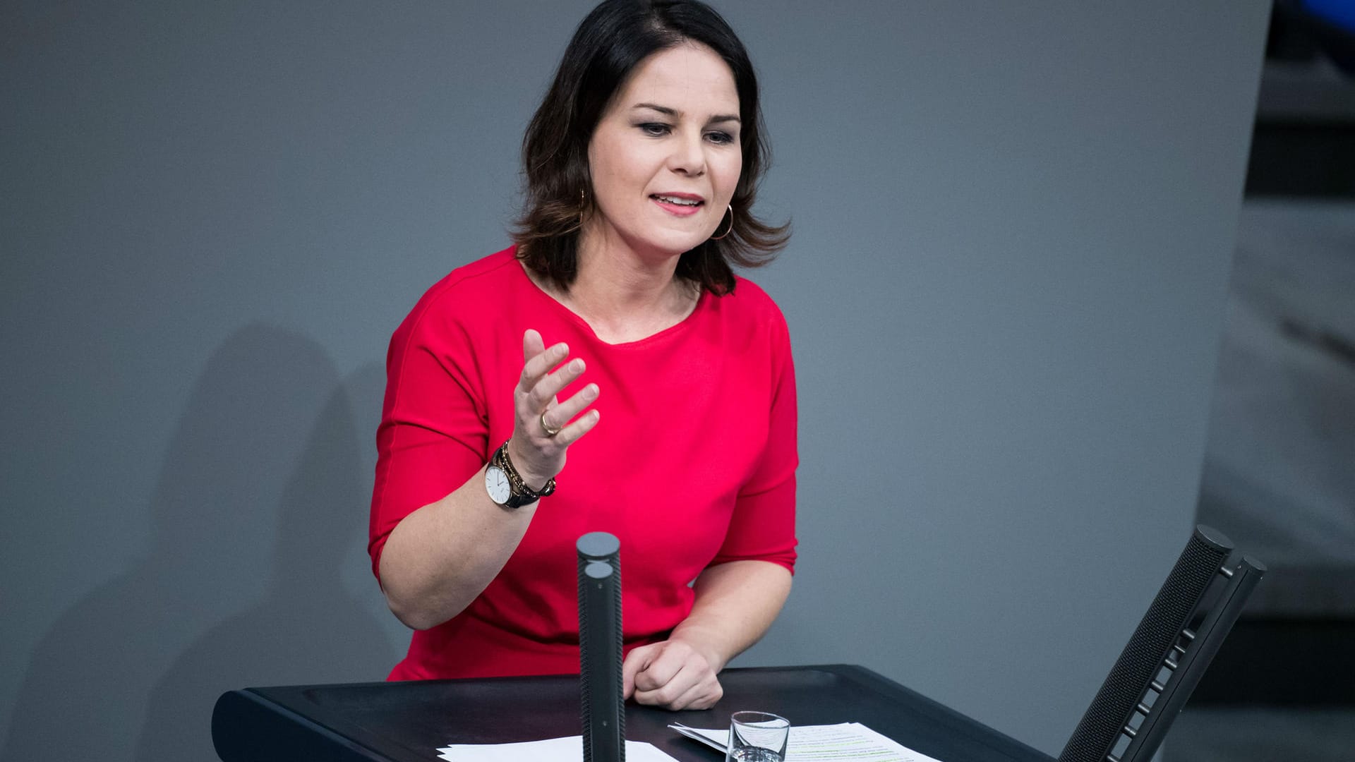 Annalena Baerbock im Bundestag: Die Grünen-Chefin erntet Kritik aus der CDU für ihre Forderung nach schnellen Abschiebungen. Annalena Baerbock im Bundestag: Die Grünen-Chefin erntet Kritik aus der CDU für ihre Forderung nach schnellen Abschiebungen.