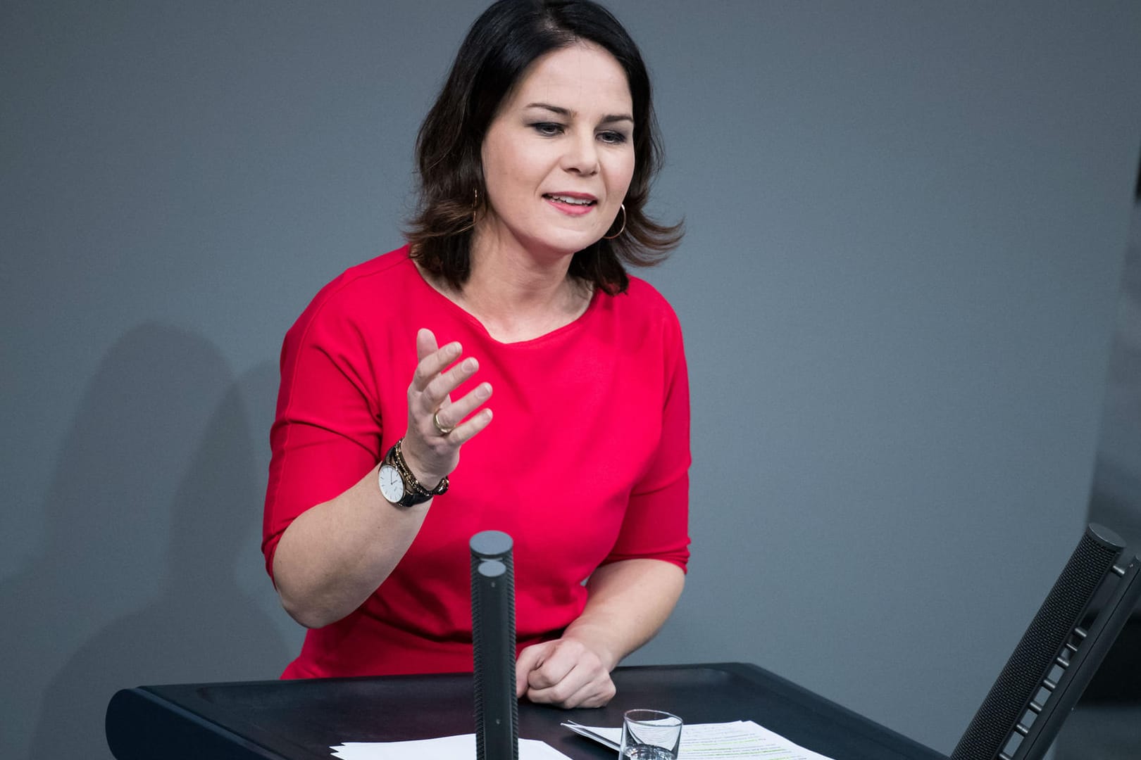 Annalena Baerbock im Bundestag: Die Grünen-Chefin erntet Kritik aus der CDU für ihre Forderung nach schnellen Abschiebungen.