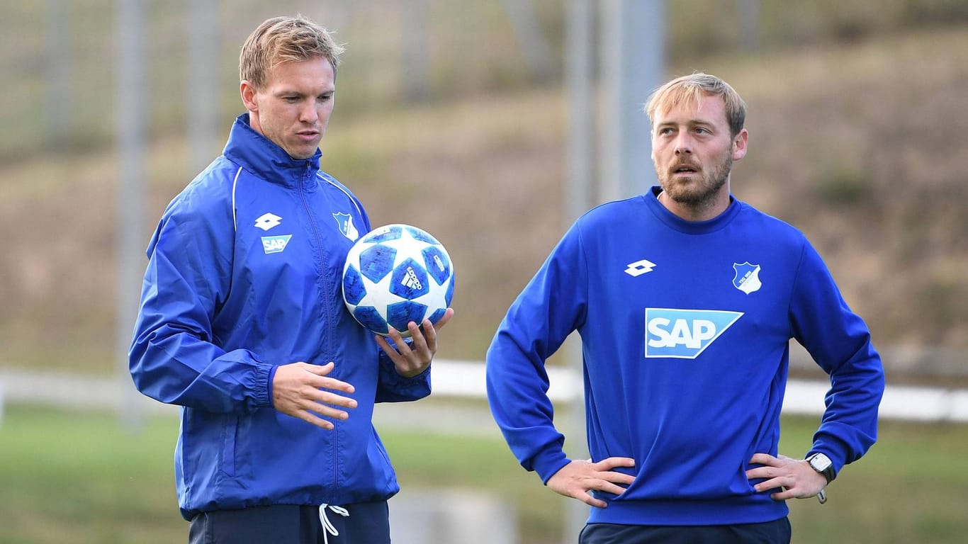 Niemals unbeobachtet: Hoffenheims Trainer Julian Nagelsmann mit Assistent Matthias Kaltenbach beim Training.