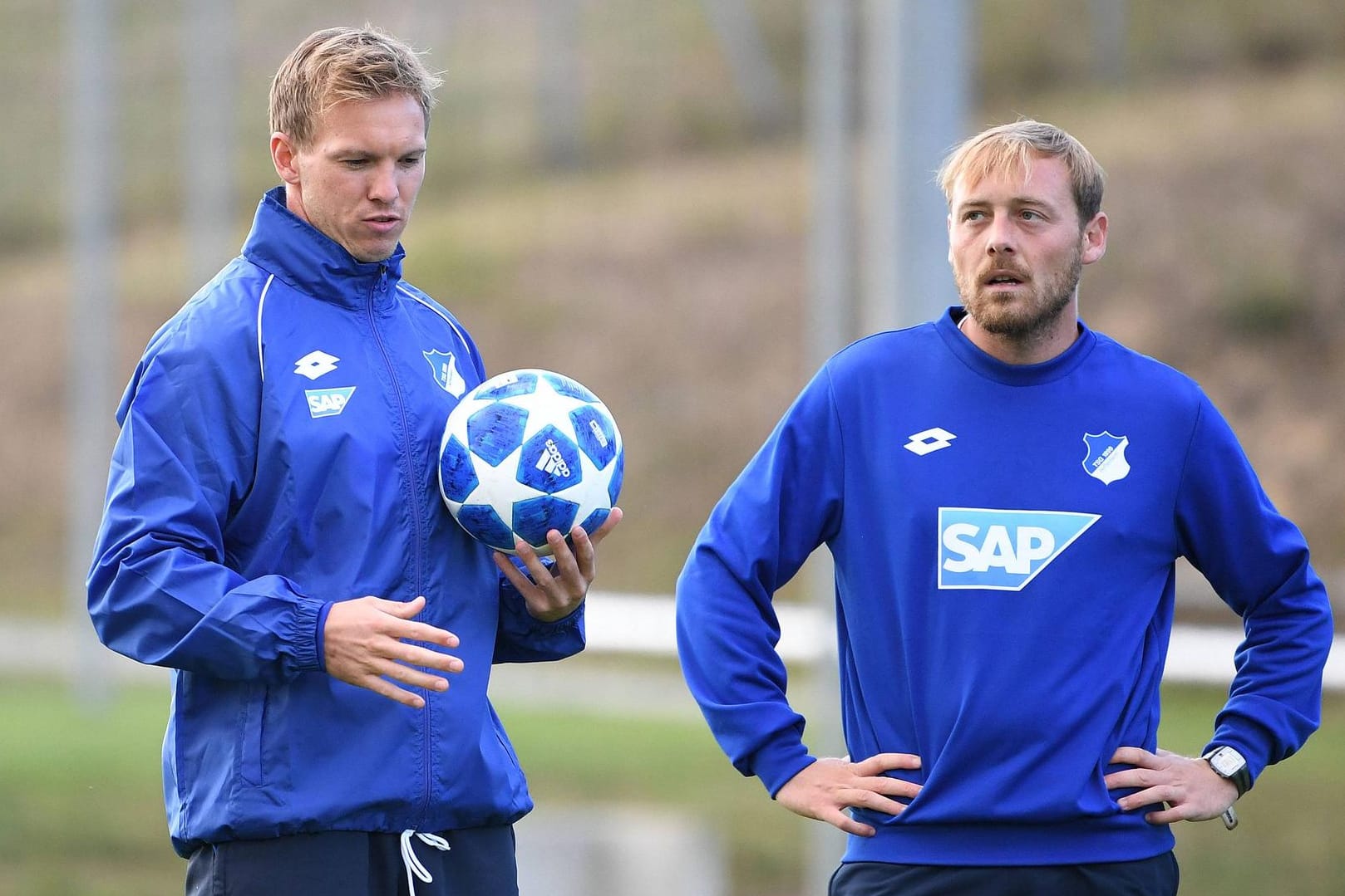 Niemals unbeobachtet: Hoffenheims Trainer Julian Nagelsmann mit Assistent Matthias Kaltenbach beim Training.