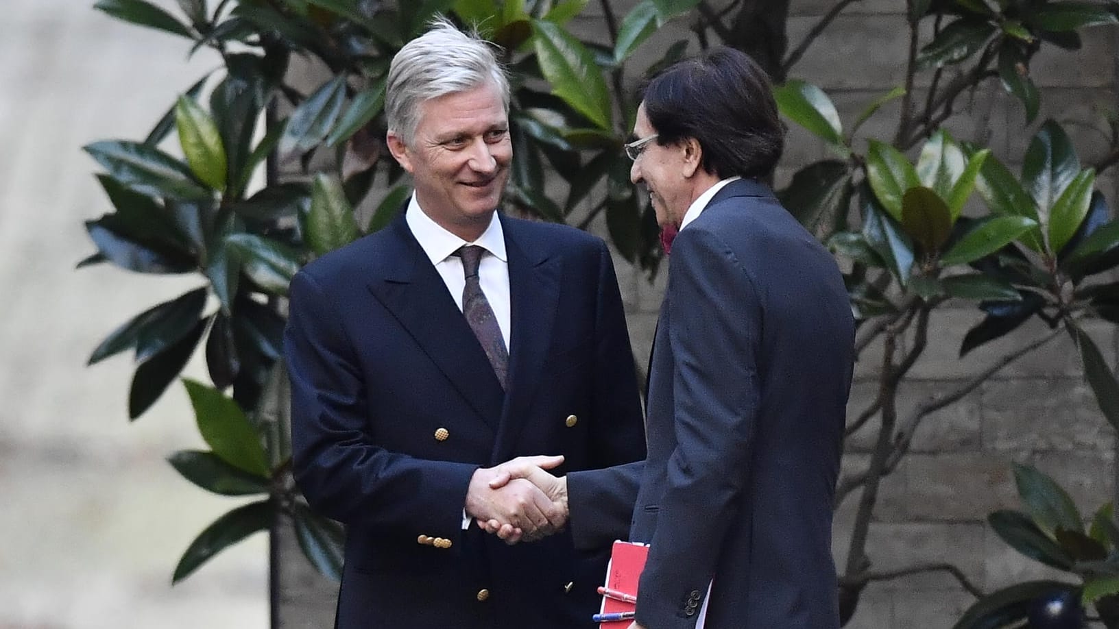 König Philippe von Belgien (l) begrüßt Elio Di Rupo (r), den Vorsitzenden der sozialistischen Partei PS am Königspalast in Brüssel: Nach dem angekündigten Rücktritt des belgischen Regierungschefs hat König Philippe seine Konsultationen mit Spitzenpolitikern begonnen.