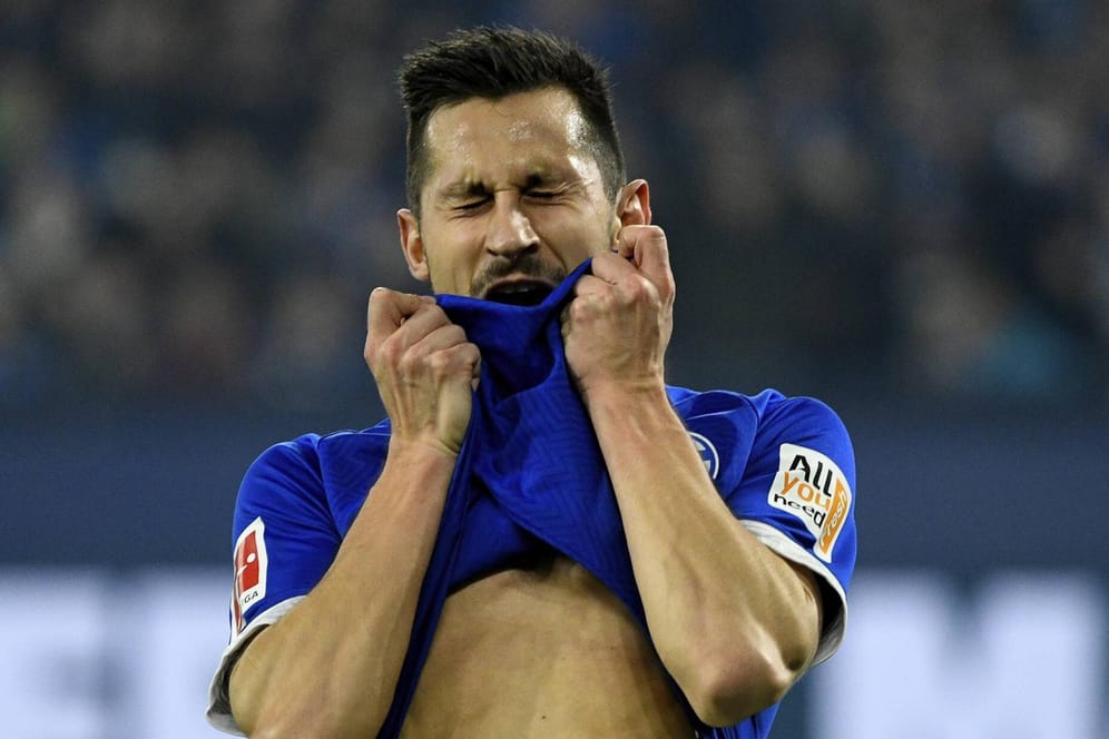 Verzweiflung pur: Schalkes Steven Skrzybski ärgert sich über die vergebenen Chancen seines Teams.