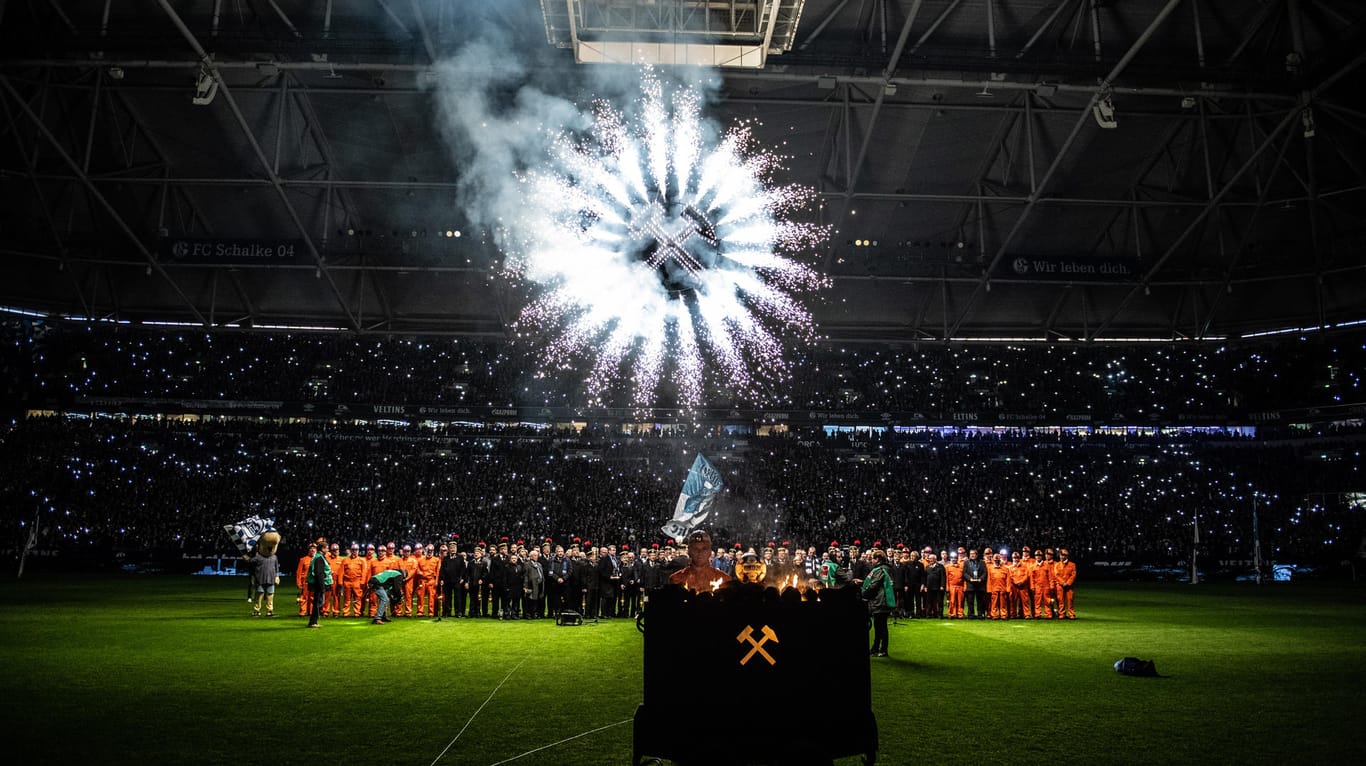 Ende einer Ära: Vor dem Anpfiff zelebrierte Schalke die Schließung der letzten Steinkohlezeche im Ruhrgebiet mit einer spektakulären Show.