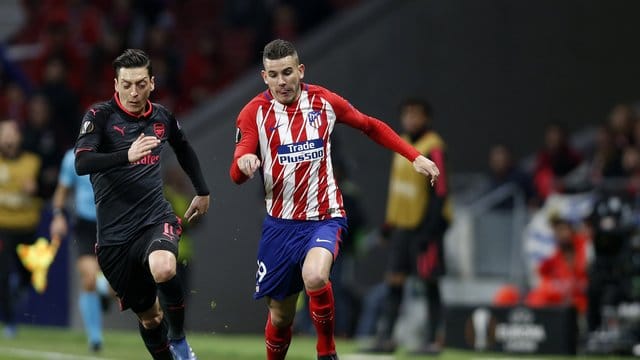 Lucas Hernández (r) von Atlético Madrid in Aktion gegen Mesut Özil. Lucas Hernández (r) von Atlético Madrid in Aktion gegen Mesut Özil.