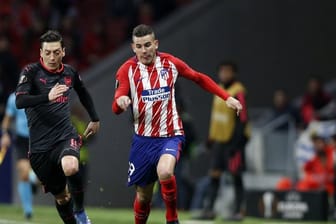 Lucas Hernández (r) von Atlético Madrid in Aktion gegen Mesut Özil.