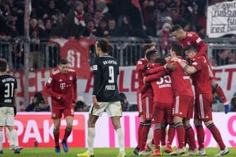 Die Spieler von Bayern München jubeln über das Tor zum 1:0 gegen Leipzig.
