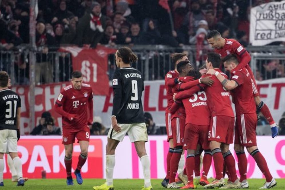 Die Spieler von Bayern München jubeln über das Tor zum 1:0 gegen Leipzig.