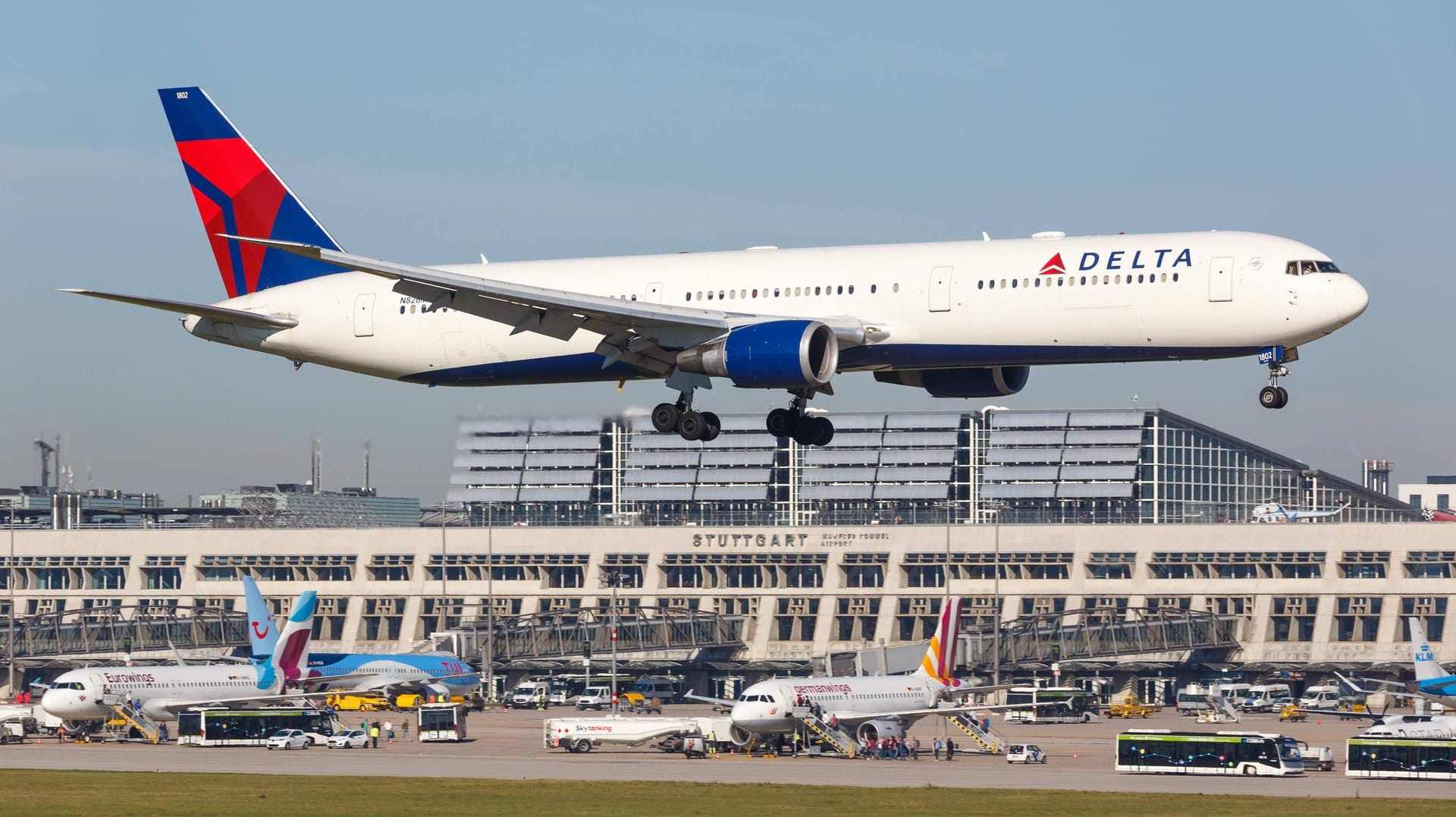 Ein Flugzeug am Flughafen Stuttgart (Symbolbild): Die Bundespolizei hat die Sicherheitsvorkehrungen verschärft.