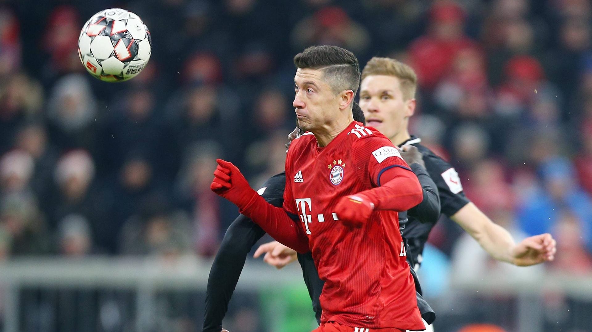 Torjäger-Instinkt: Bayerns Robert Lewandowski ist zuerst am Ball.