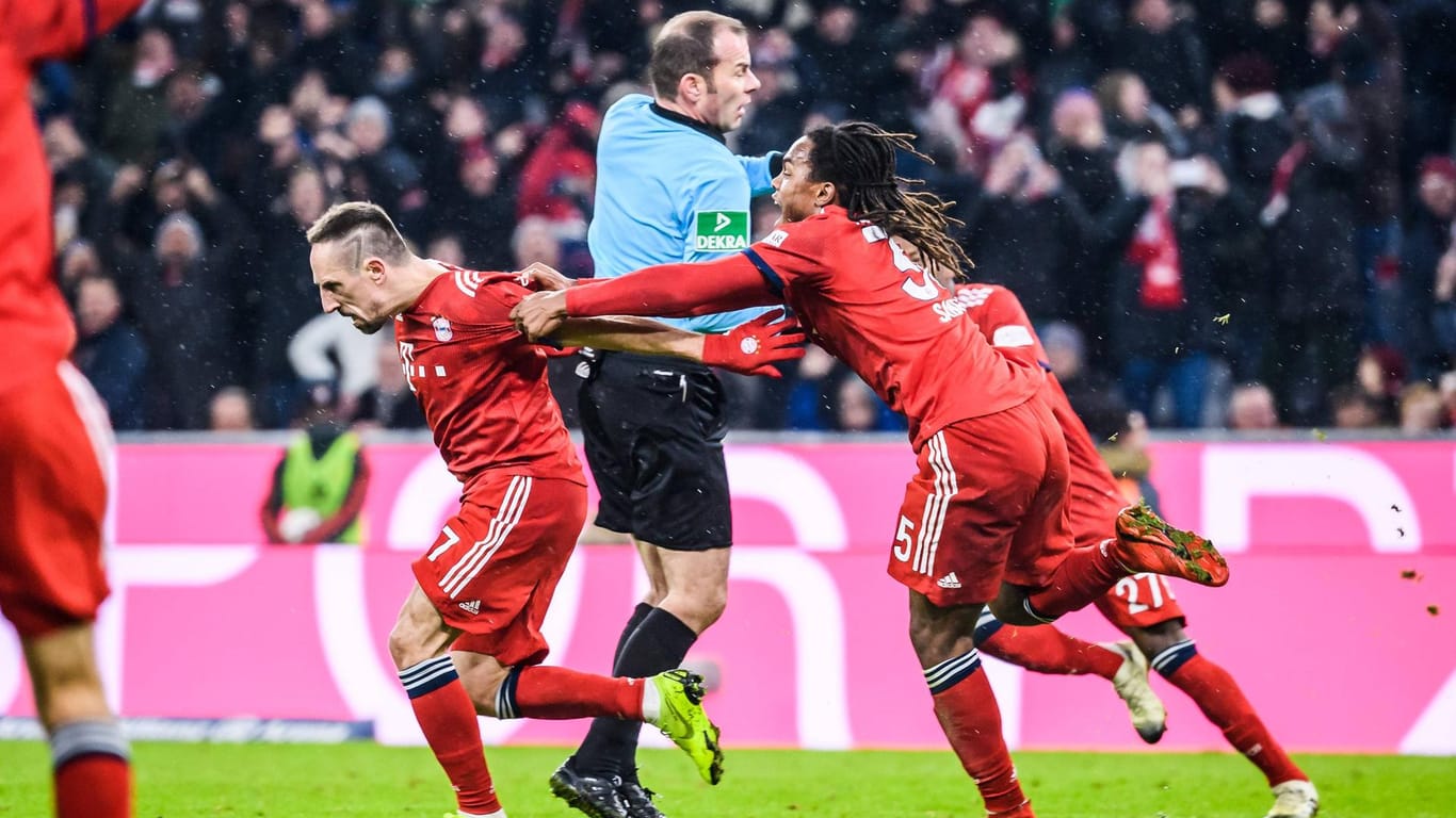 Ein Sieg des Willens: Franck Ribéry reißt sich nach seinem Treffer vom jubelnden Renato Sanches los, Schiedsrichter Marco Fritz gerät dazwischen.
