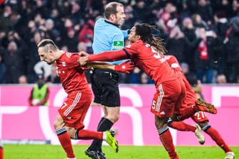 Ein Sieg des Willens: Franck Ribéry reißt sich nach seinem Treffer vom jubelnden Renato Sanches los, Schiedsrichter Marco Fritz gerät dazwischen.